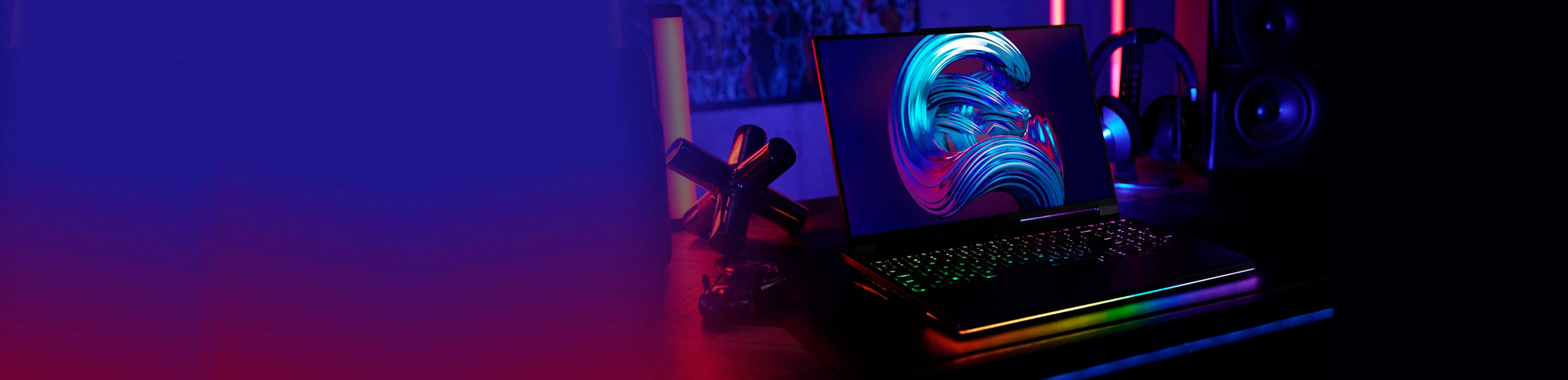 Ordenador gaming reacondicionado con iluminación RGB en un entorno oscuro con auriculares y periféricos en segundo plano
