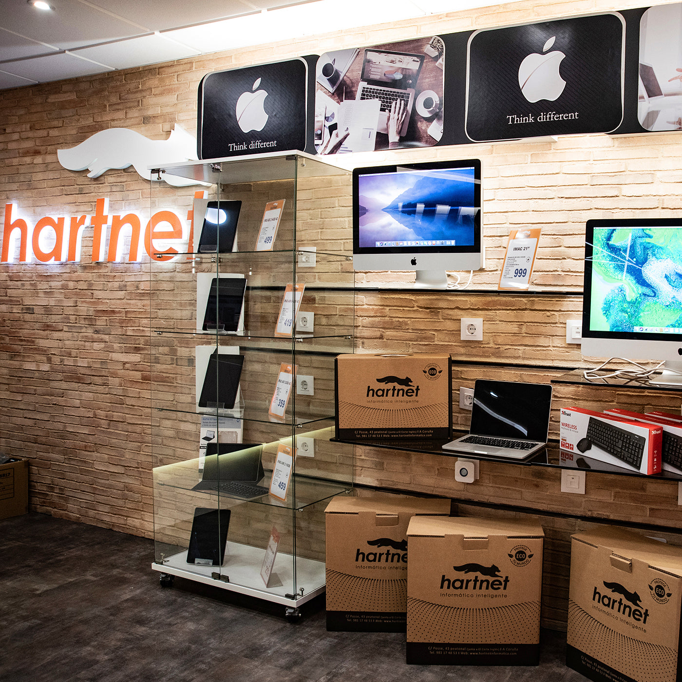 Exhibición de ordenadores reacondicionados y productos de Apple en nuestra tienda de ordenadores en A Coruña junto con las cajas de embalaje originales de Hartnet